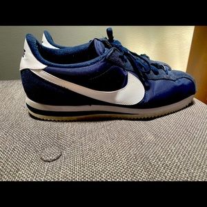 Nike Mens tennis shoes